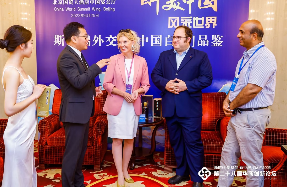 李志磊和国外嘉宾交流